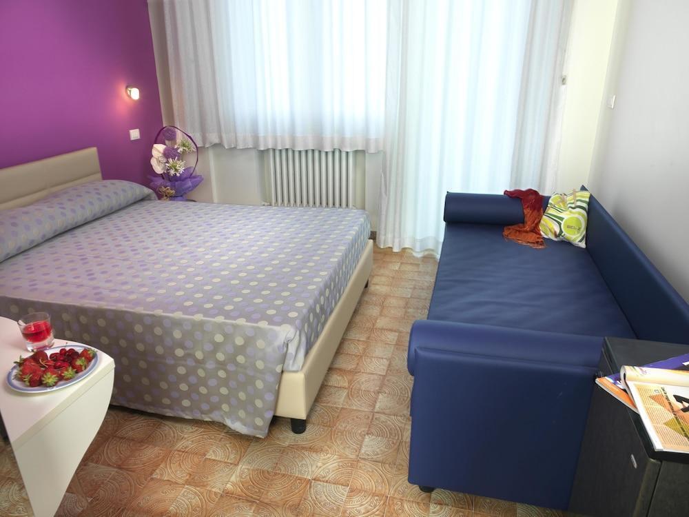 Hotel Elizabeth Белариа-Игеа Марина Екстериор снимка