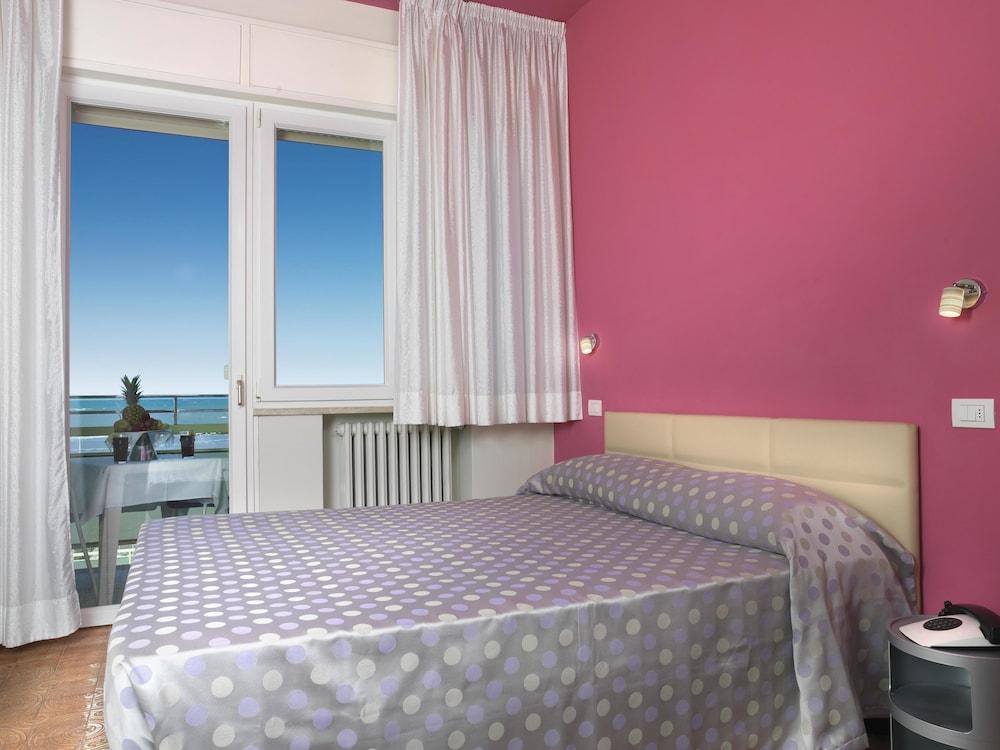 Hotel Elizabeth Белариа-Игеа Марина Екстериор снимка